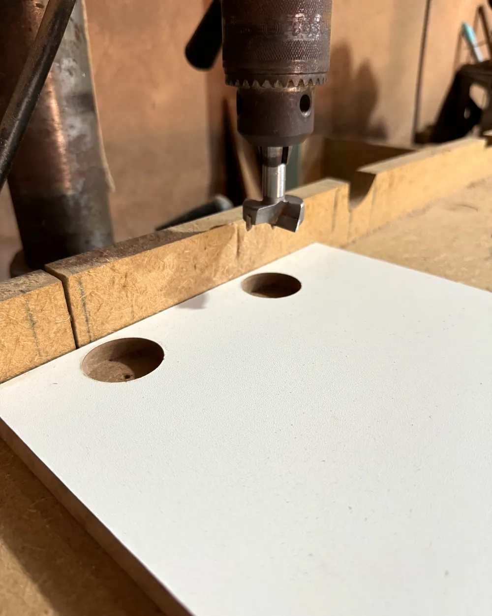 Furo de caneco para dobradiça em peça de MDF