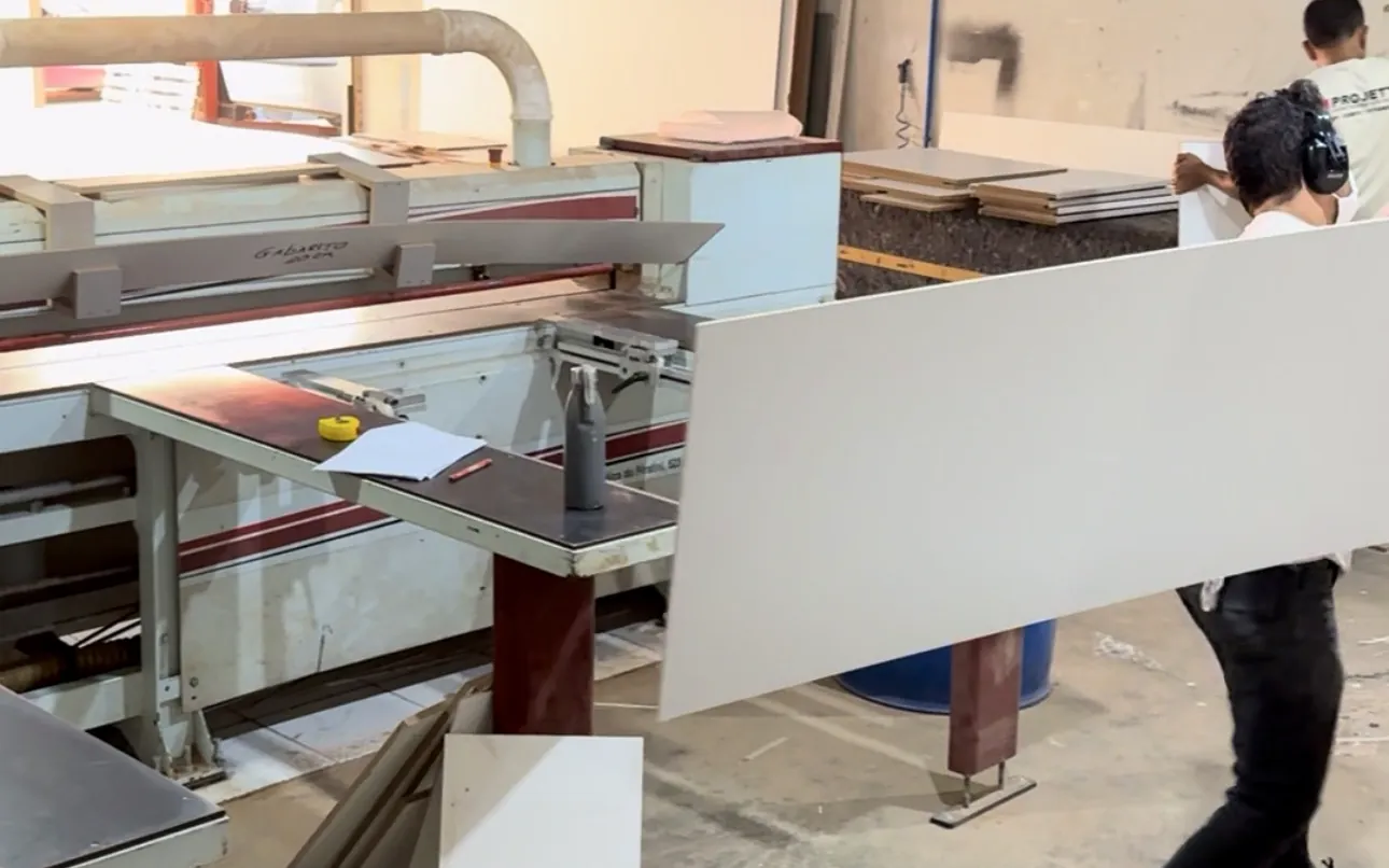 Oficina do Centro Projette com maquinário para corte e usinagem de MDF